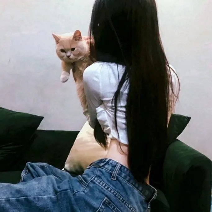 泳池里的男孩