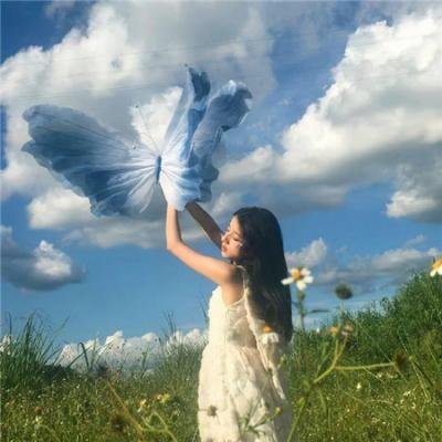 她背后的那双手